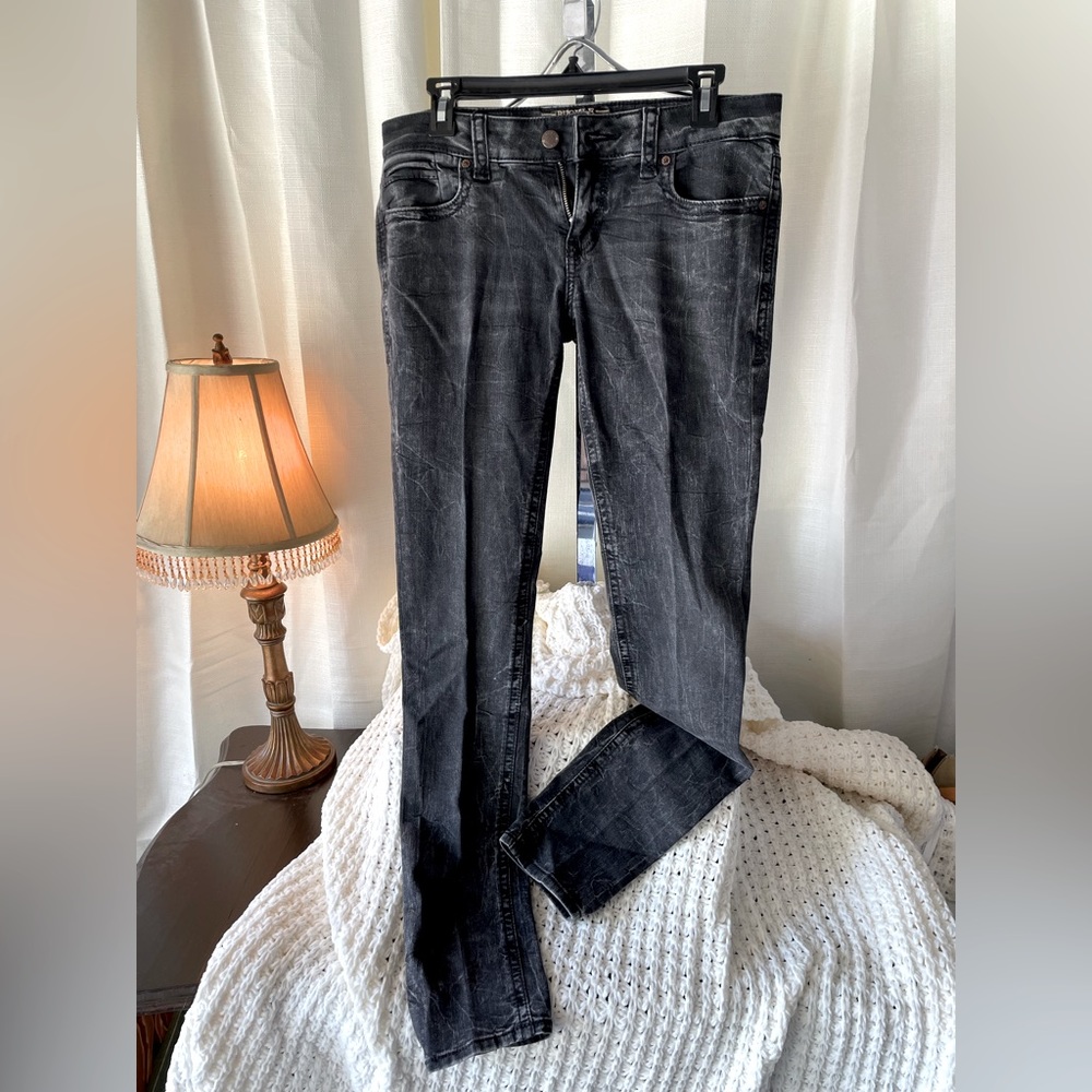 Buckle Black womens jeans 27x32. Light black stone washed skinny.